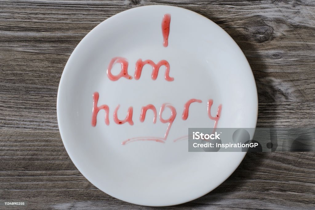 Un plato con inscripción tengo hambre en él escrito con salsa de bayas rojas - Foto de stock de Alimento libre de derechos Un plato con inscripción tengo hambre en él escrito con salsa de bayas rojas - Foto de stock de Alimento libre de derechos