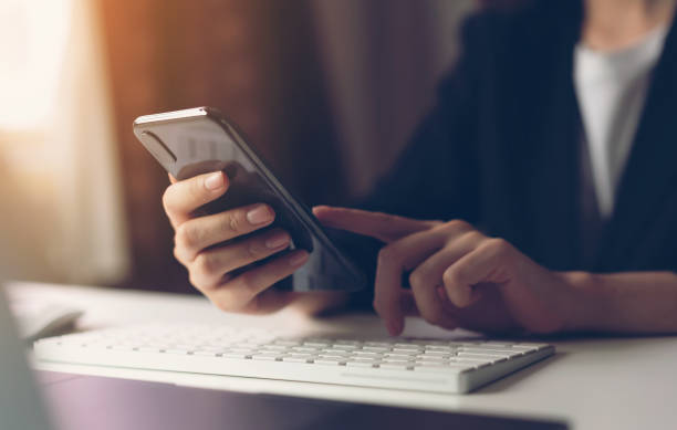 donna che usa lo smartphone. il concetto di utilizzo del telefono è essenziale nella vita di tutti i giorni. - touching foto e immagini stock