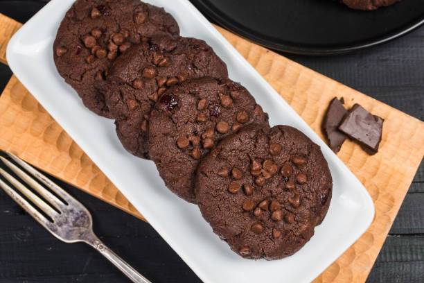 homemade chocolate cookies on wooden table background. food baking. - mount pore imagens e fotografias de stock