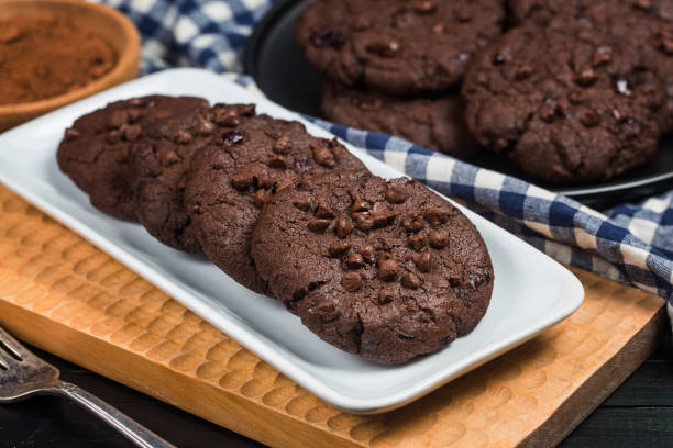 homemade chocolate cookies on wooden table background. food baking. - mount pore imagens e fotografias de stock