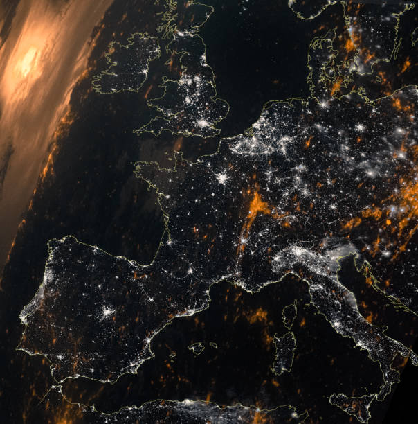 vue spatiale de la composition cartographique européenne. illumination nocturne des lumières de la ville. eléments de cette image fournis par la nasa - satellite view photos et images de collection