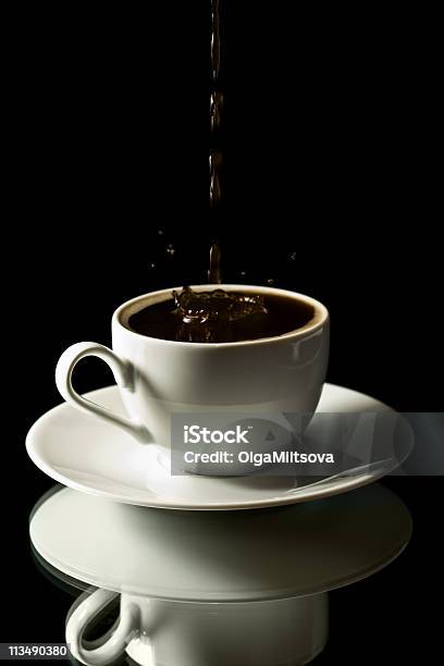 Kaffeevergnügen In Weißen Kaffeetasse Auf Schwarzem Hintergrund Stockfoto und mehr Bilder von Blase - Physikalischer Zustand