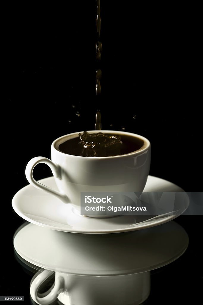 Éclaboussures sur blanc tasse de café sur fond noir - Photo de Blanc libre de droits