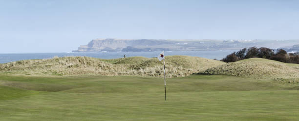 club de golf royal portrush - portrush photos et images de collection