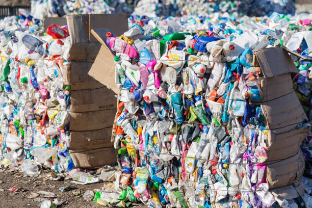 empiler les ordures pressées des bouteilles en plastique pour le recyclage - packaging recycling bottle plastic photos et images de collection