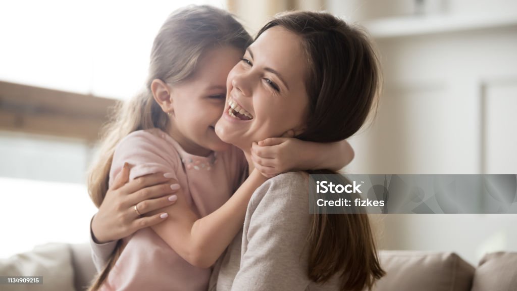 笑顔かわいい面白い子供の女の子を抱きしめて笑う若い母 - 母親のロイヤリティフリーストックフォト