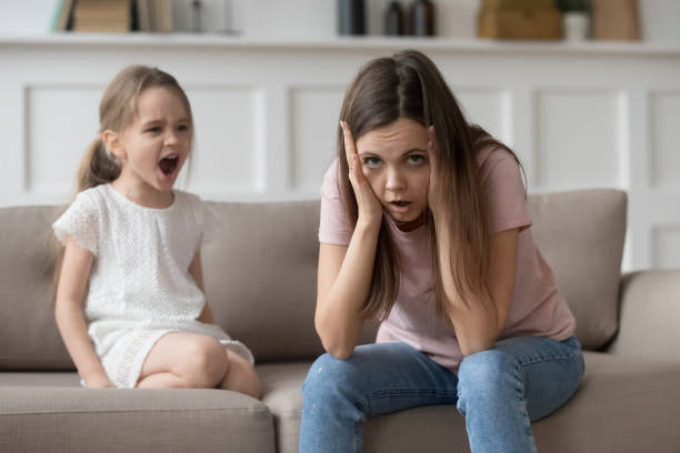 estressado mãe sentimento desesperado sobre gritando teimoso criança filha birra - tantrum - fotografias e filmes do acervo