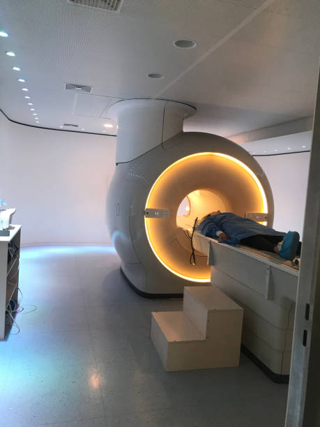 pacjent leżący wewnątrz skanera medycznego w szpitalu - mri scan cat scan machine x ray brain zdjęcia i obrazy z banku zdjęć