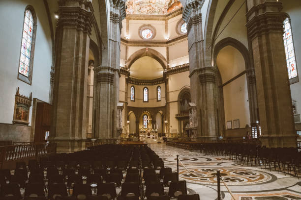 panoramiczny widok na wnętrze cattedrale di santa maria del fiore - view from altar zdjęcia i obrazy z banku zdjęć