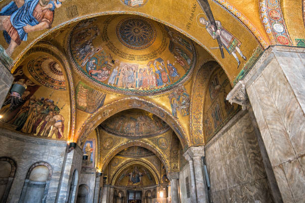 intérieur de l'ancienne basilique de saint-marc venise italie - basilica photos et images de collection