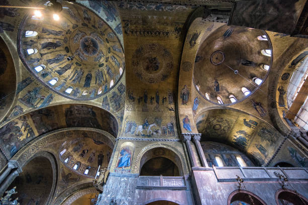 interno dell'antica basilica di san marco venezia italia - cathedral italy venice italy inside of foto e immagini stock