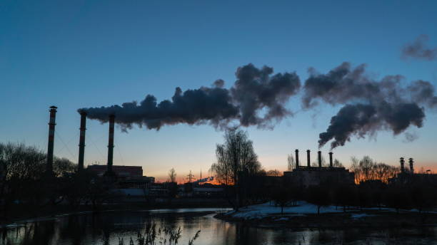 poluição do ar das tubulações industriais da planta - pollution smoke stack air pollution smoke - fotografias e filmes do acervo