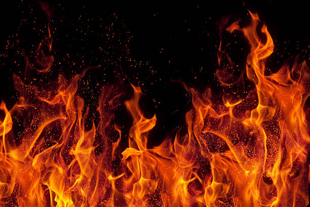feuer isoliert auf schwarzem hintergrund - verbrannt stock-fotos und bilder