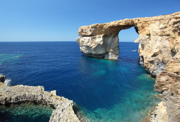 fantástica ventana azul, famoso arco de piedra en la isla de gozo, dwejra. malta - gozo malta natural arch natural phenomenon fotografías e imágenes de stock