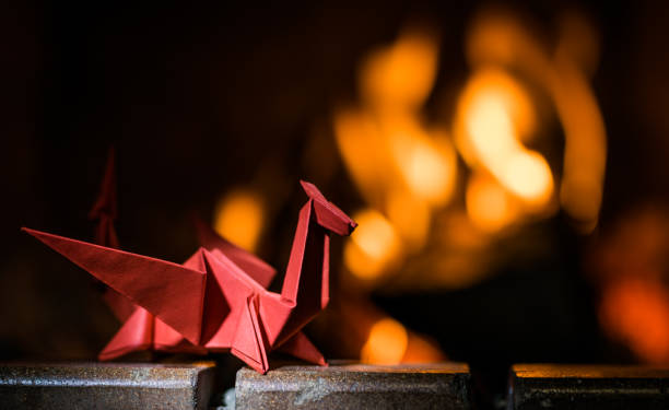 origami papieru śniasca na tle płonącego ognia - welsh flag dragon wales fire zdjęcia i obrazy z banku zdjęć