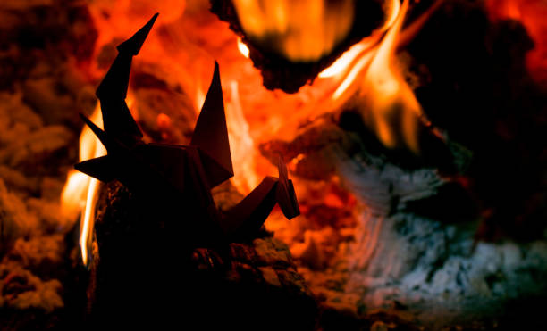 origami papieru śniasca na tle płonącego ognia - welsh flag dragon wales fire zdjęcia i obrazy z banku zdjęć