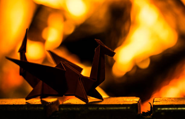 불타는 화재의 배경에 종이 접기 종이 장난감 드래곤 - welsh flag dragon wales fire 뉴스 사진 이미지