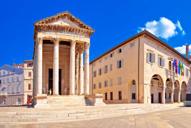 piazza del foro e storico tempio romano di augusto a pula vista panoramica - augustus caesar foto e immagini stock