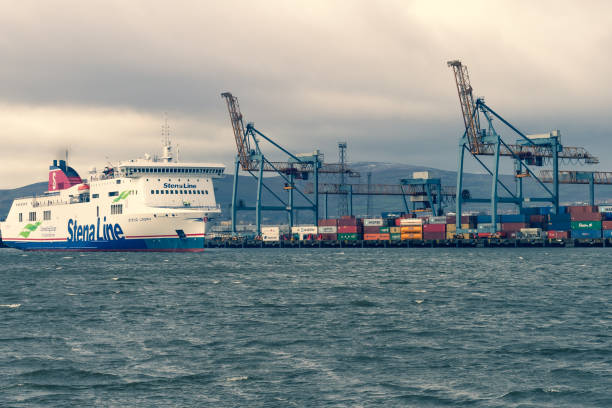 벨파스트 항구에서 화물 및 여객 페리 운송 컨테이너 부두 통과 - passenger ship ferry crane harbor 뉴스 사진 이미지