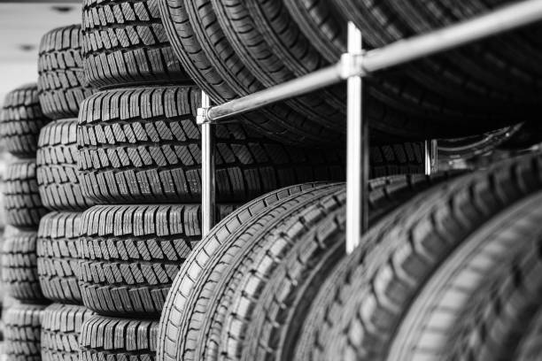 estante con la variedad de neumáticos nuevos del coche en la tienda del automóvil - neumático fotografías e imágenes de stock