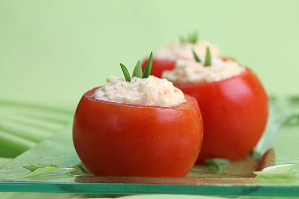 tomate recheado - stuffed tomato - fotografias e filmes do acervo