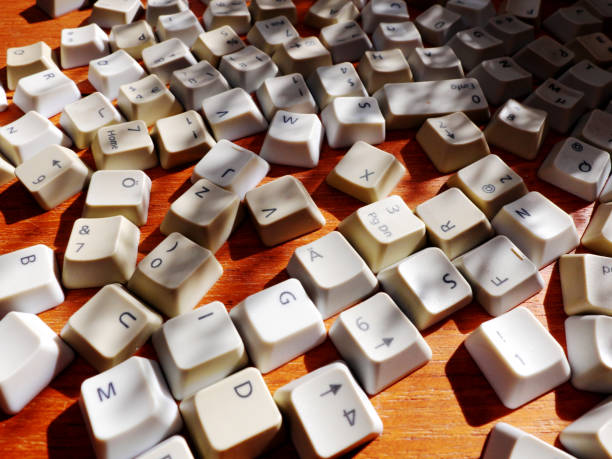 White computer keyboard keys close-up under the bright sunlight with shadows from leaves. Concept of unstructured big data that need to be sorted ready to be consumed by machine learning model for deep learning. teclas de teclado de ordenador blanco de primer plano bajo la luz del sol brillante con las sombras de las hojas. concepto de macrodatos no estructurados que deben ordenarse listos para ser consumidos por el modelo de aprendizaje automático.