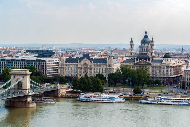 aerial view of chain bridge and st. stephen's basilica - budapest - chain bridge budapest bridge lion imagens e fotografias de stock