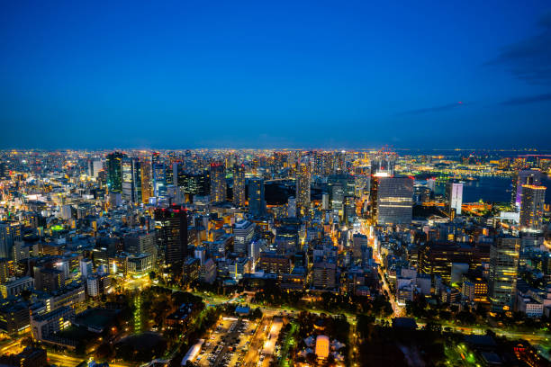 vista nocturna aérea del horizonte de la ciudad en tokio, japón - shiodome urban scene blurred motion tokyo prefecture fotografías e imágenes de stock