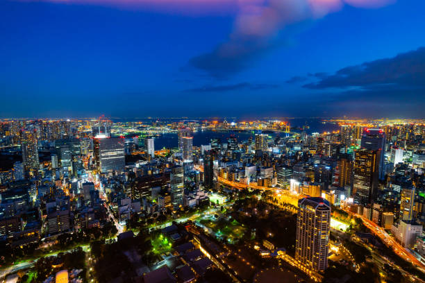 vista nocturna aérea del horizonte de la ciudad en tokio, japón - shiodome urban scene blurred motion tokyo prefecture fotografías e imágenes de stock
