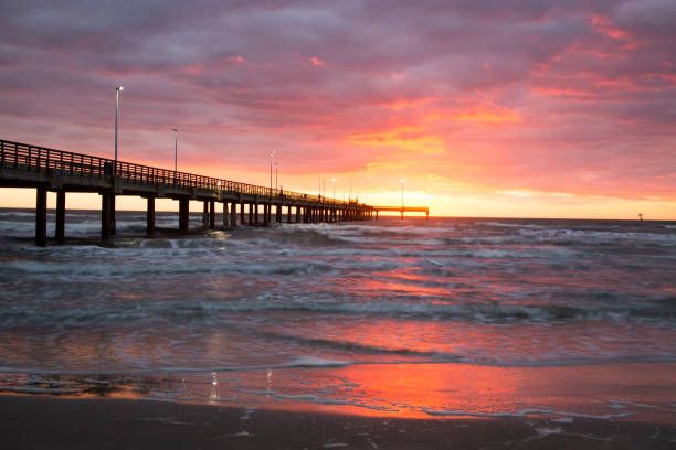 bob hall pier, padre balli park, corpus christi, texas - région de la côte du golfe photos et images de collection