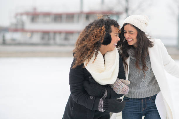 patinagem de gelo fêmea adulta dos pares - fun knit hat adult dating - fotografias e filmes do acervo