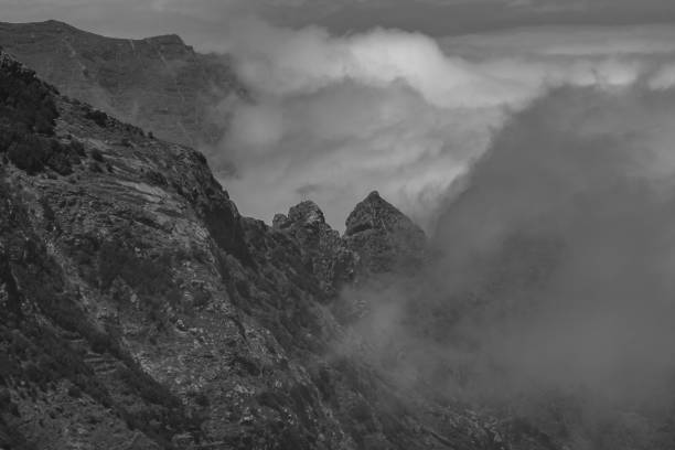 черно-белый вид на гору анага - sea black and white horizontal horizon over water стоковые фото и изображения