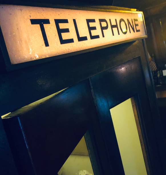 vintage éclairé téléphone booth signe - 1930s style telephone 1940s style old photos et images de collection