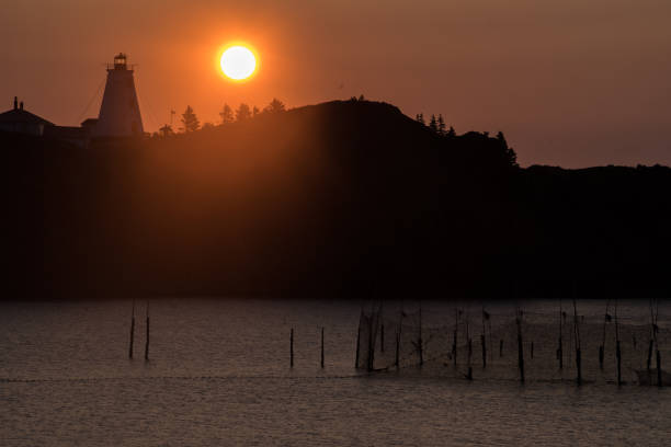wschód słońca nad latarnią morską swallowtail - grand manan island zdjęcia i obrazy z banku zdjęć