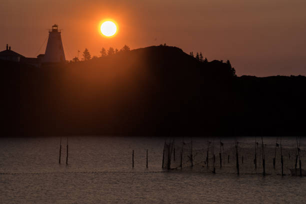 nascer do sol sobre o farol de swallowtail - grand manan island - fotografias e filmes do acervo