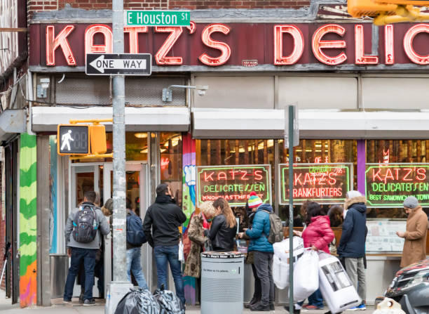 el deli de katz en el lower east side de manhattan en la ciudad de nueva york - lower manhattan fotos fotografías e imágenes de stock