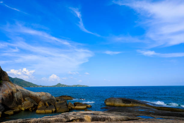 spiaggia rocciosa e vista sul paesaggio marino vicino alla roccia di hin ta- hin yai situata sull'isola di samui, in thailandia. - beauty in nature cloud rocky coastline rock foto e immagini stock