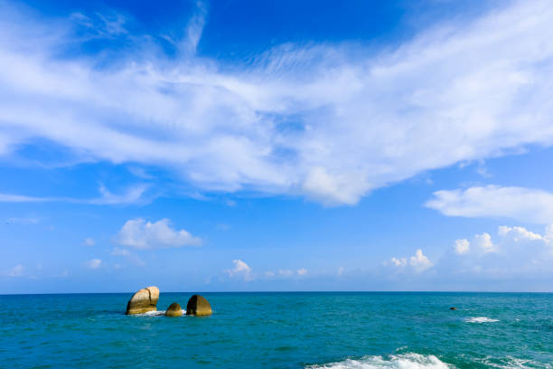 spiaggia rocciosa e vista sul paesaggio marino vicino alla roccia di hin ta- hin yai situata sull'isola di samui, in thailandia. - beauty in nature cloud rocky coastline rock foto e immagini stock