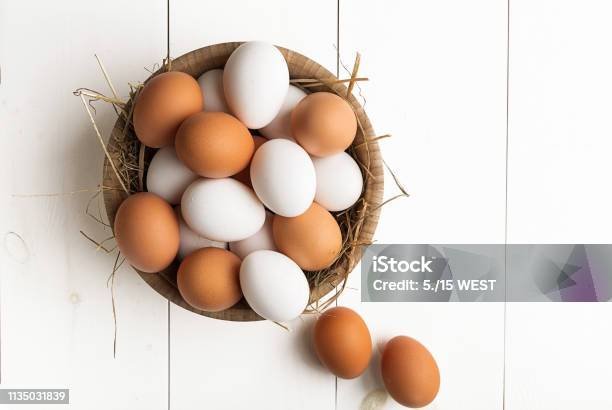 Eieren In Doos Container Op Een Witte Houten Lijst Bovenaanzicht Stockfoto en meer beelden van Dierenei