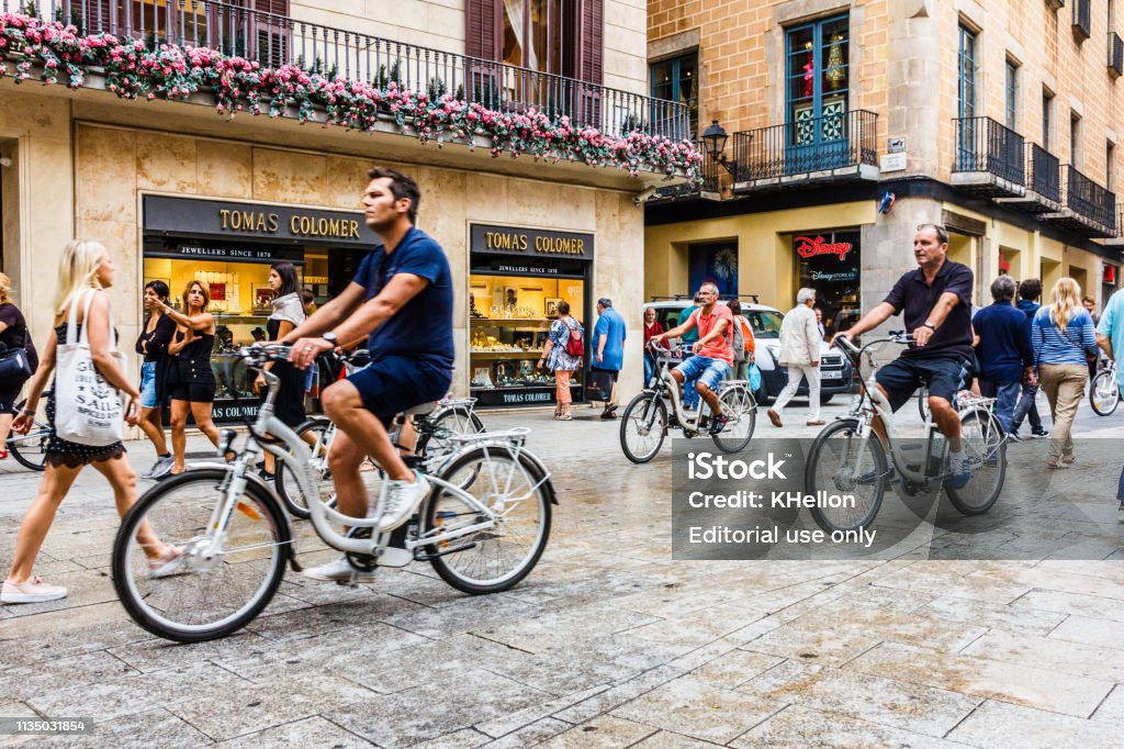 Grupo turístico en bicicletas - Foto de stock de Barcelona - España libre de derechos