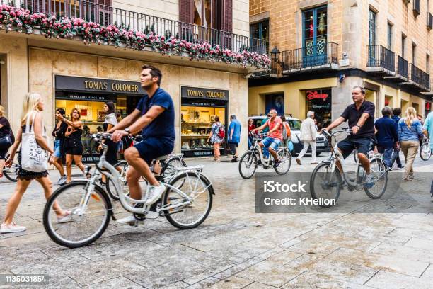 Grupo Turístico En Bicicletas Foto de stock y más banco de imágenes de Barcelona - España - Barcelona - España, Andar en bicicleta, Ciudad
