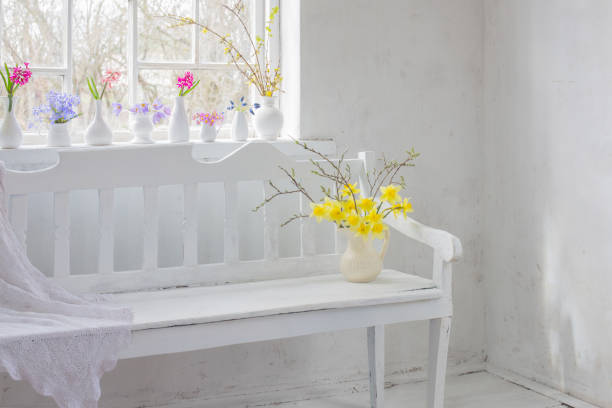 bellissimi fiori primaverili in interni vintage bianchi - hyacinth flower vase daffodil foto e immagini stock