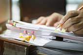 gesch%C3%A4ftsmann-h%C3%A4nde-halten-dass-bleistift-arbeiten-in-stapeln-von-papierakten-suchen.jpg?b=1&s=170x170&k=20&c=10l2lQS_6tGby4j5kNAN-LKTClrE0ILebaqdu-r0nA8=