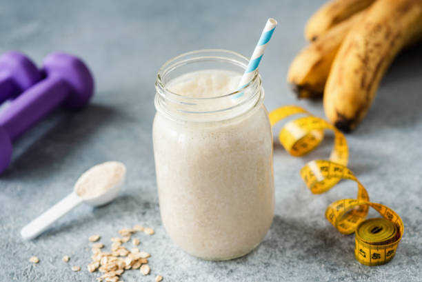 koktajl białkowy bananowy - smoothie banana smoothie milk shake banana zdjęcia i obrazy z banku zdjęć