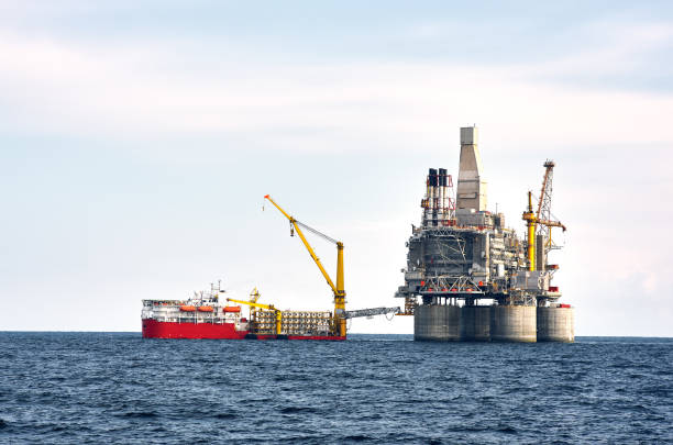 drilling rig and support vessel on offshore area - plataforma petrolífera imagens e fotografias de stock