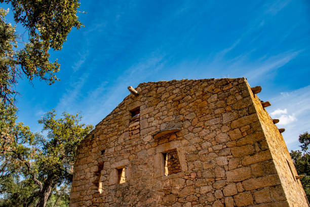 a view of an old house in ruins in Corsica