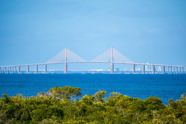 le pont de bob graham sunshine skyway à brandeton, en floride - passerelle pont photos et images de collection