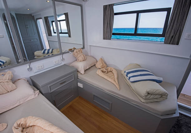 кабина в роскошной частной моторной яхте - sheet single bed bed duvet стоковые фото и изображения