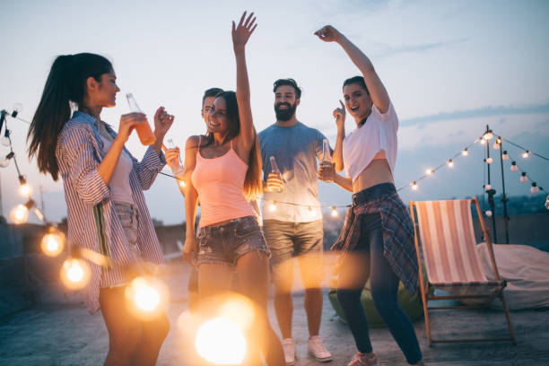 amici che hanno una festa in cima al tetto. divertimento, estate, stile di vita cittadino e concetto di amicizia - festa di musica foto e immagini stock