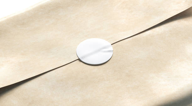 adesivo bianco bianco adesivo adesivo adesivo adesivo su beffa di carta da imballaggio artigianale - gift box foto e immagini stock